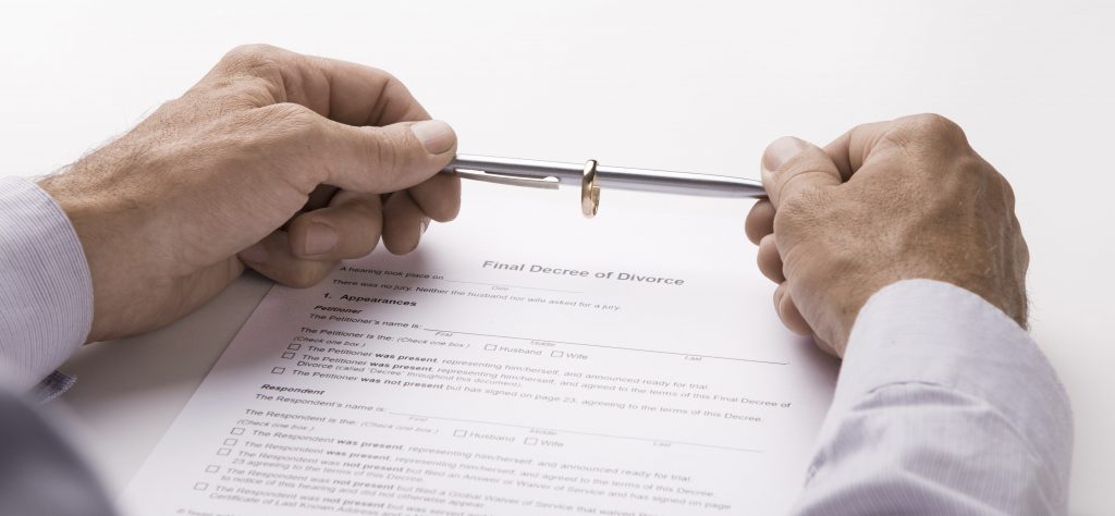 a divorce agreement that is being signed with the help of a collaborative law practitioner